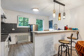 Geladeira, micro-ondas, cooktop, lava-louças