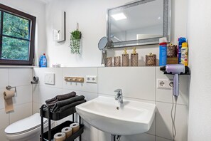 Shower, towels - 'Black Forest Loft Königsfeld' with Wi-Fi (Königsfeld im Schwarzwald)