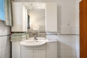 Shower, hair dryer, towels - Holiday Apartment '2' with Shared Terrace, Shared Garden and Wi-Fi (Hohnstein)