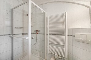 Shower, hair dryer, towels - Holiday Apartment '2' with Shared Terrace, Shared Garden and Wi-Fi (Hohnstein)