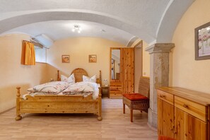 2 bedrooms, iron/ironing board, free WiFi, bed sheets - Holiday Apartment '2' with Shared Terrace, Shared Garden and Wi-Fi (Hohnstein)