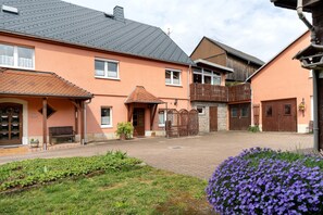 Exterior - Holiday Apartment '2' with Shared Terrace, Shared Garden and Wi-Fi (Hohnstein)