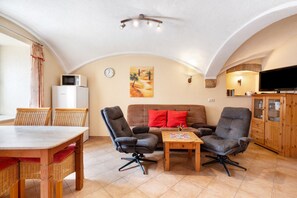 TV, fireplace, stereo - Holiday Apartment '2' with Shared Terrace, Shared Garden and Wi-Fi (Hohnstein)