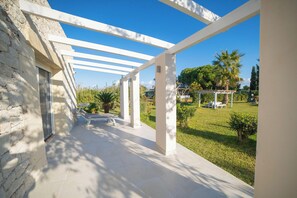 Terrace/patio - Villa Assunta With Pool Near The Sea, Melendugno, Italy (Melendugno)