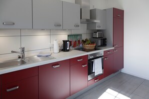 Frigorifero, microonde, forno, piano cottura