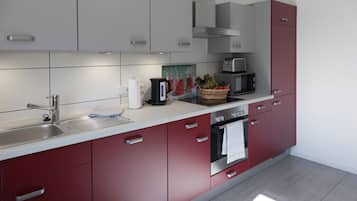 Kühlschrank, Mikrowelle, Ofen, Herdplatte