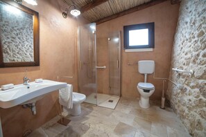 Regadera, secadora de cabello, bidet, toallas 