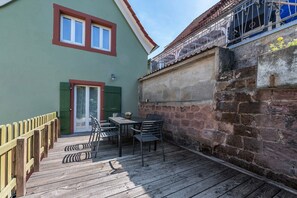 Outdoor dining - Holiday Home 'Grüner-Seppel' with Private Terrace, Private Garden and Wi-Fi (Rodalben)