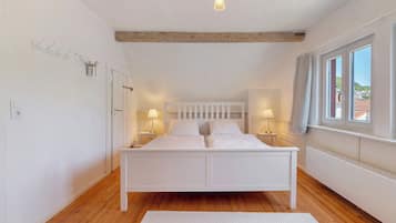 2 bedrooms, iron/ironing board, free WiFi, bed sheets