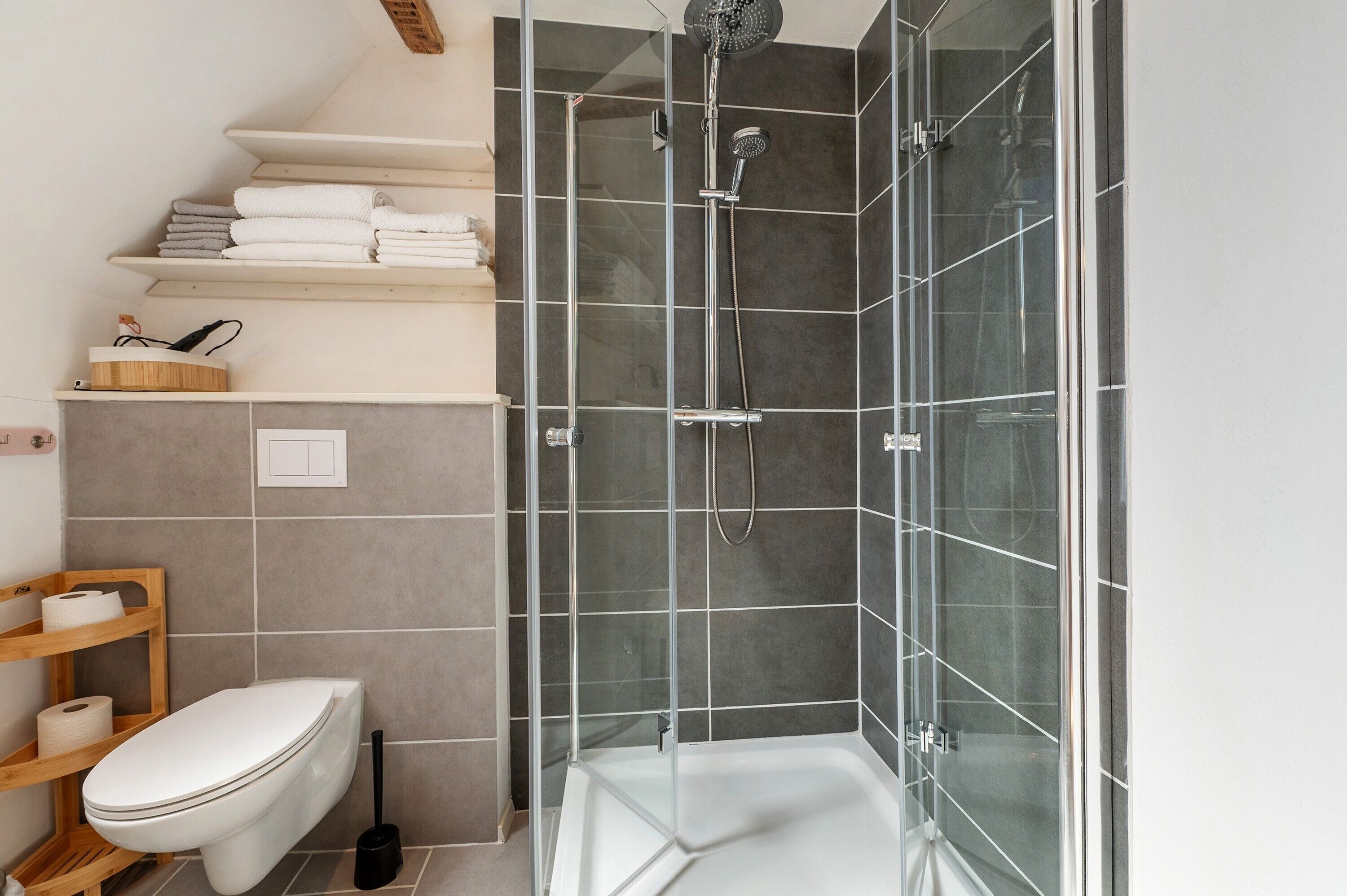 Douche, sèche-cheveux, serviettes fournies