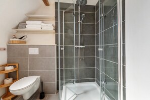 Shower, hair dryer, towels - Holiday Home 'Grüner-Seppel' with Private Terrace, Private Garden and Wi-Fi (Rodalben)