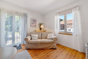 TV, fireplace - Holiday Home 'Grüner-Seppel' with Private Terrace, Private Garden and Wi-Fi (Rodalben)