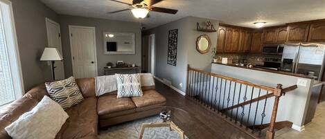 スマートテレビ、暖炉、書斎 / ワークスペース