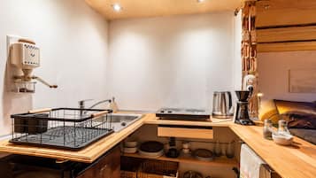 Kühlschrank, Herdplatte, Wasserkocher mit Kaffee-/Teezubehör