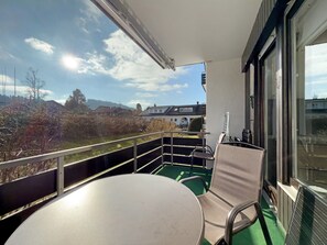 Outdoor dining - Apartment 'Gute Zeit' with Mountain View, Private Garden and Wi-Fi (Weiler-Simmerberg)