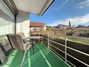 Outdoor dining - Apartment 'Gute Zeit' with Mountain View, Private Garden and Wi-Fi (Weiler-Simmerberg)