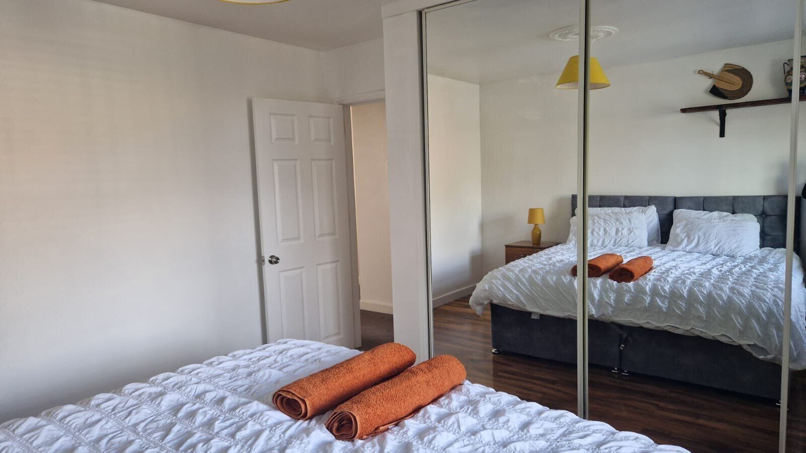 2 habitaciones, tabla de planchar con plancha, wifi y ropa de cama 