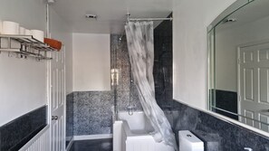Sèche-cheveux, serviettes fournies, shampoing