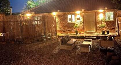 Torworth - 1 Bed Barn - Sleeps 3 - Hot Tub