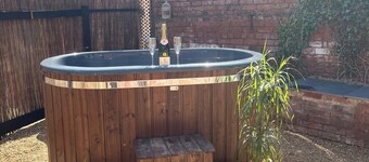 Torworth - 1 Bed Barn - Sleeps 3 - Hot Tub