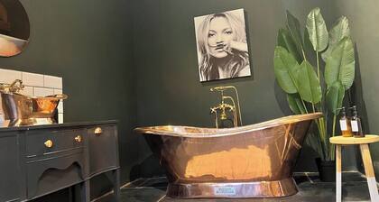 Torworth - 1 Bed Barn - Sleeps 3 - Hot Tub