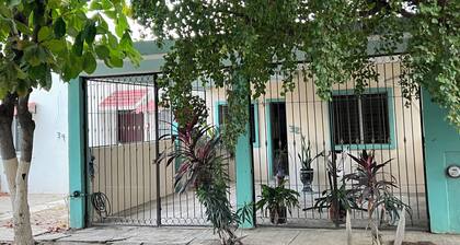 Manzanillo Cozy Stay - Central Location, 10 Mins to the Beach
