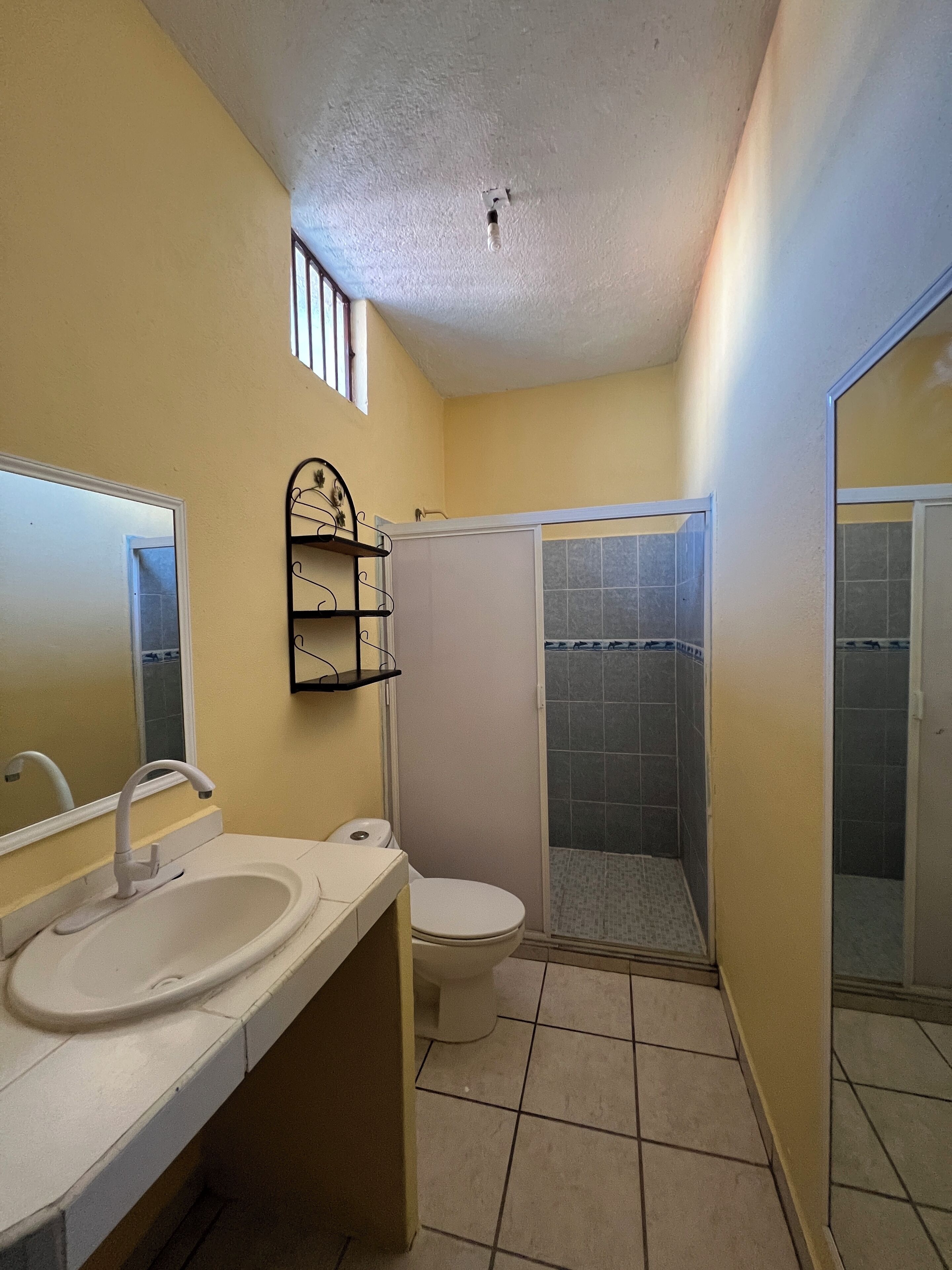 Douche, serviettes fournies, savon, papier toilette