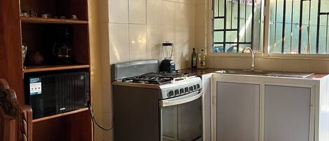 Réfrigérateur, micro-ondes, four, cafetière/bouilloire