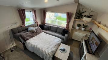 Fernseher, Kamin, Stereoanlage