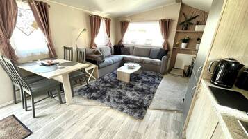 TV, fireplace, stereo