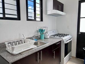 Een koelkast, een microgolfoven, een oven, een kookplaat