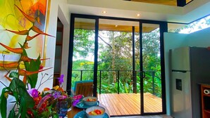Una cocina moderna con un amplio ventanal corredera que da a una terraza exterior.