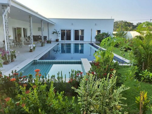 Detached exclusive pool villa, secluded, bars and restaurants. 5 min. by car