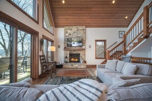 Smart TV, fireplace, DVD player, books - Pisgah Retreat Near Dupont State Forest (Pisgah Forest)
