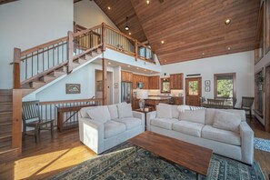 Smart TV, fireplace, DVD player, books - Pisgah Retreat Near Dupont State Forest (Pisgah Forest)