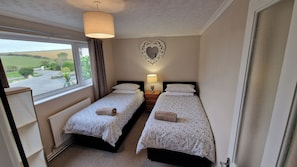 6 bedrooms, iron/ironing board, WiFi, bed sheets