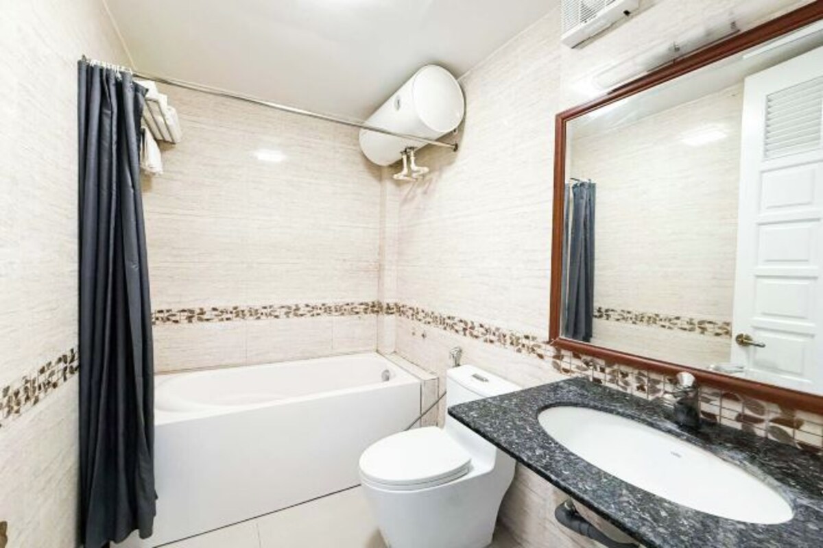 Ein Badezimmer mit einer Badewanne, Toilette und Waschbecken.