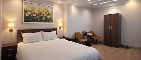 Quarto básico | Ferros/tábuas de passar roupa, Wi-Fi de cortesia, roupa de cama