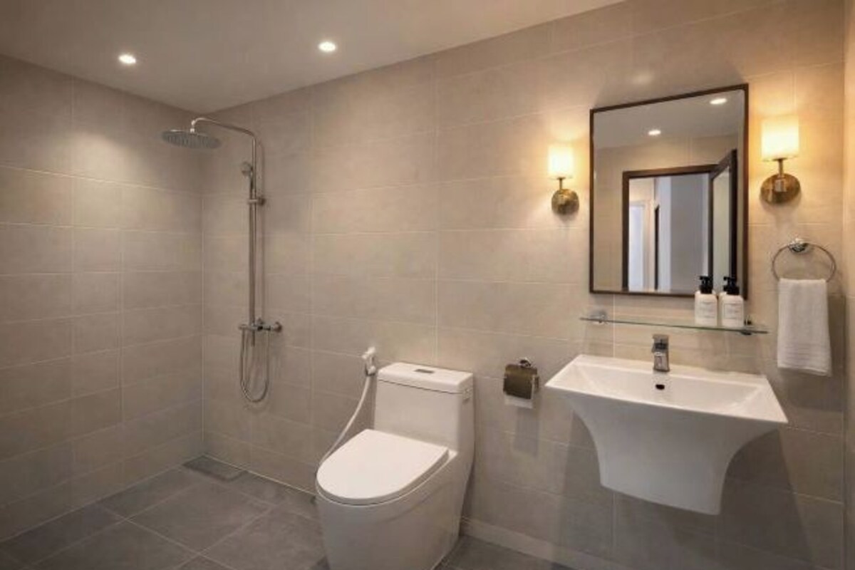Ein modernes Badezimmer mit Dusche, Toilette und Waschbecken, gehalten in neutralen Farbtönen.