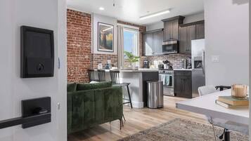 Réfrigérateur, micro-ondes, four, plaque de cuisson