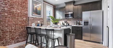 冷蔵庫、電子レンジ、オーブン、コンロ