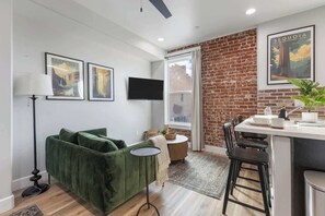 TV, offices - DT Tulare Apt: DT, Taproom, Coffee Shops+ (Tulare)