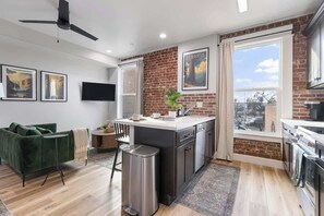 Fridge, microwave, oven, stovetop - DT Tulare Apt: DT, Taproom, Coffee Shops+ (Tulare)