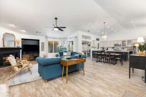 Tv, eldstad och kontor