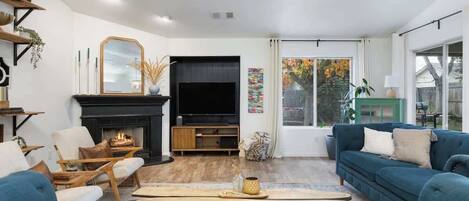 Televisie, een open haard en een kantoor