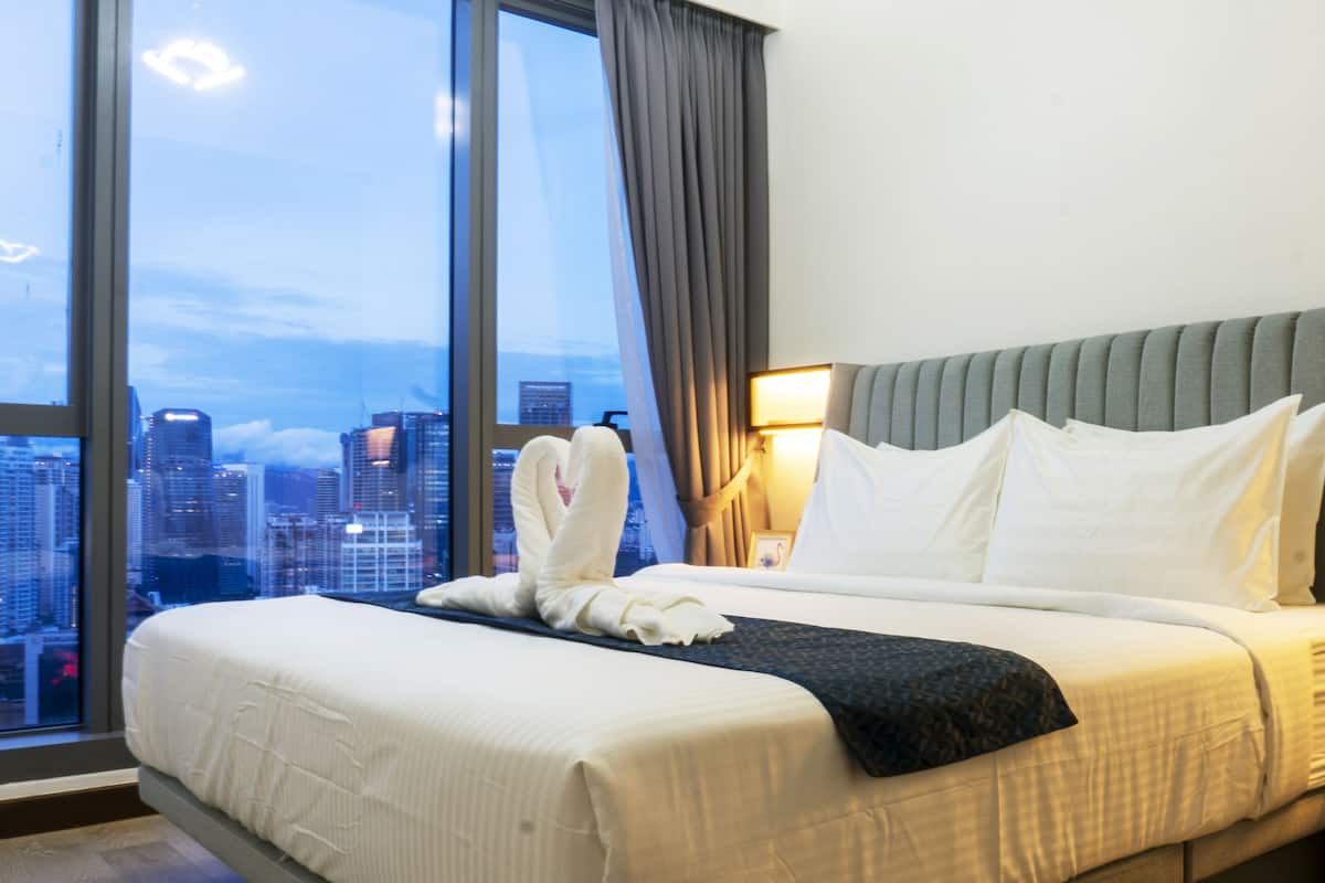 1 bedroom, Egyptian cotton sheets, premium bedding, desk