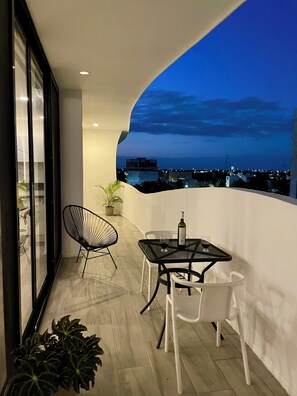 Outdoor dining - Penthouse, centrally located close to the beach and 5th Av, roof with pool (Playa del Carmen)