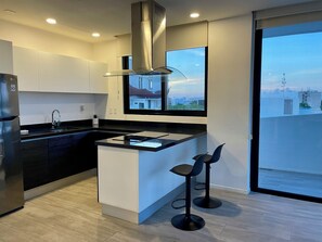 Mikrobølgeovn, kaffetrakter/tekoker, hurtigmikser og kjøkkenutstyr