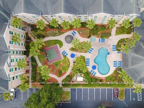 Un hôtel doté d’une piscine, d’un court de tennis et de nombreux espaces de stationnement.