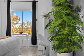 1 bedroom, iron/ironing board, WiFi, bed sheets - King Bed | Theme Park Hotel Free Shuttle Included (Orlando)